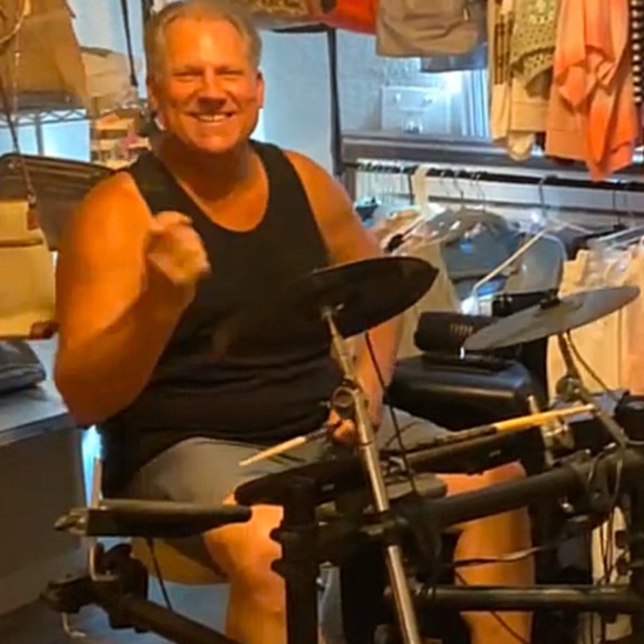 Meet your Poshers , Erin & Darryl - Picture 7 of 7